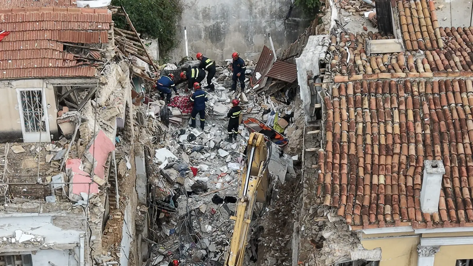 Πλάκα: Ξεκινούν οι αυτοψίες της Πολεοδομίας μετά τη φονική έκρηξη