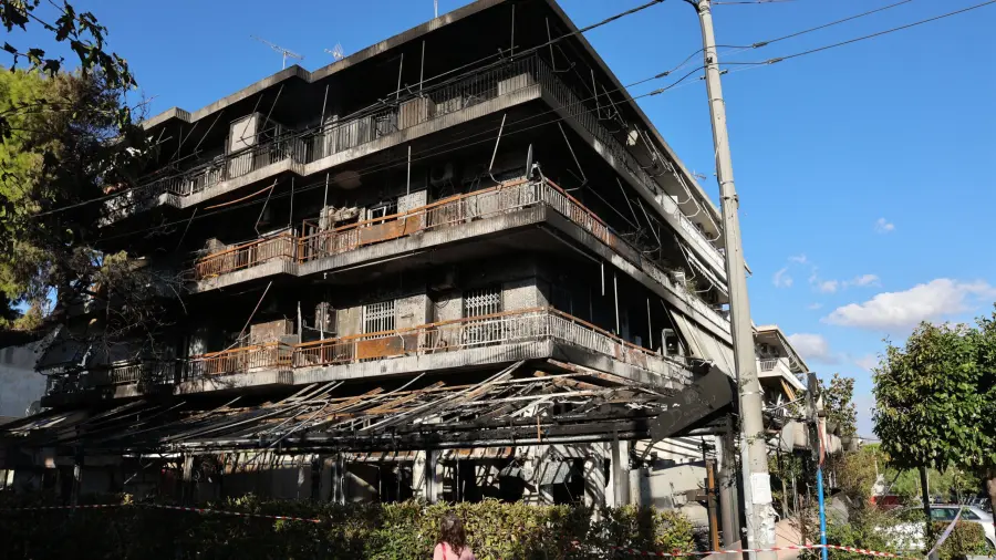 Νέα Ιωνία: Ακουσαν έκρηξη πριν ξεσπάσει η πυρκαγιά στο καφέ – Τι λένε οι ένοικοι της πολυκατοικίας