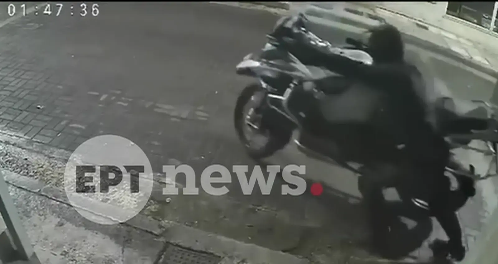 Ραφήνα: Βίντεο ντοκουμέντο του ΕΡΤnews από την κλοπή μοτοσικλέτας μεγάλου κυβισμού