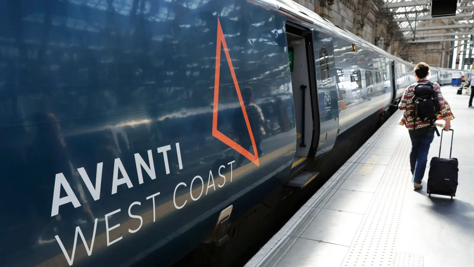 Βρετανία: Επιστρέφει σε κρατικό έλεγχο η βασική σιδηροδρομική γραμμή Λονδίνου-Σκωτίας