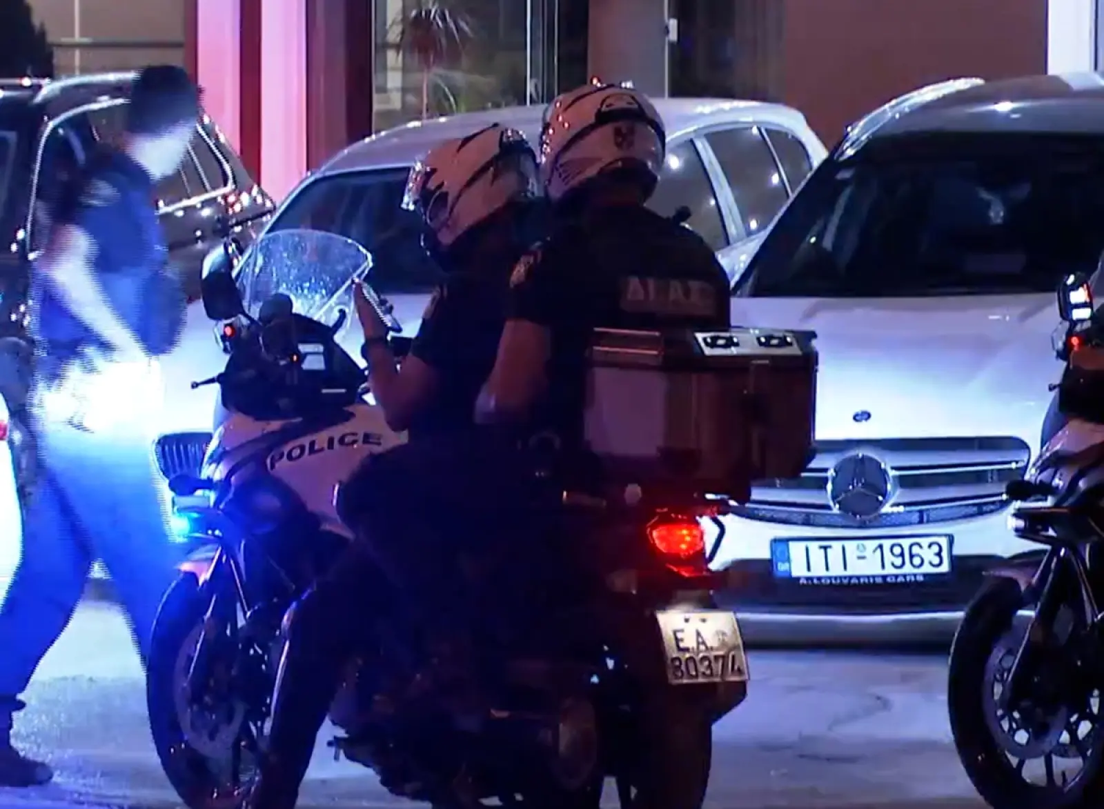 «Ξεφορτώθηκαν» 4,5 κιλά κάνναβης μετά από σήμα ελέγχου των αστυνομικών