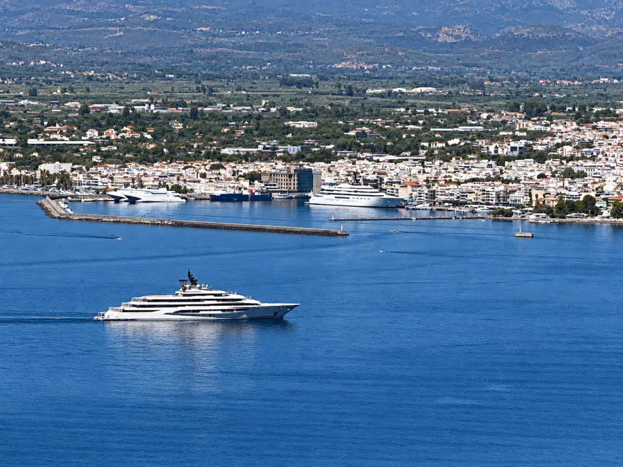 Καλαμάτα: Πόλος έλξης τα mega yachts «Blue» και «Hadar» – Τα οφέλη για την τοπική οικονομία