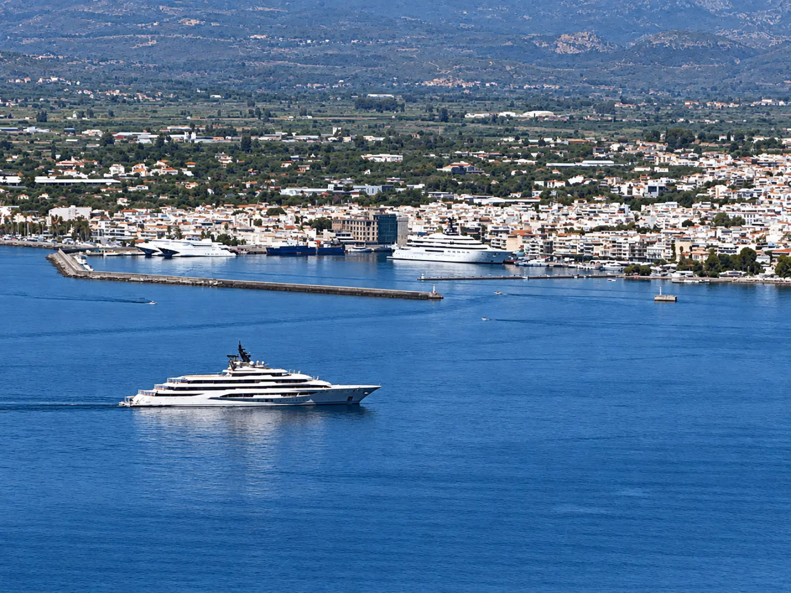 Καλαμάτα: Πόλος έλξης τα mega yachts «Blue» και «Hadar» – Τα οφέλη για την τοπική οικονομία
