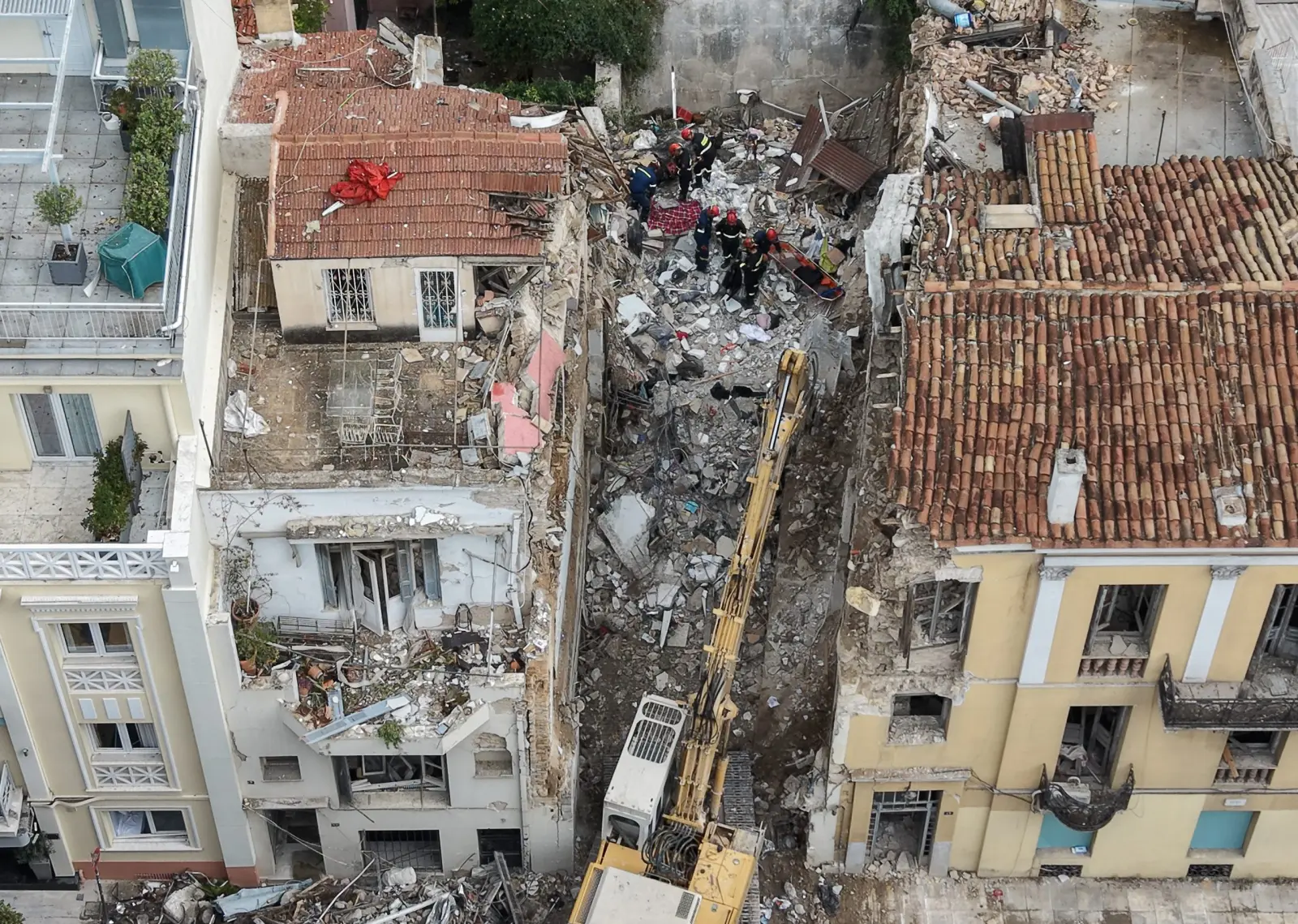 Έκρηξη στην Πλάκα: Τα σενάρια για τα αίτια που οδήγησαν στην τραγωδία – Στην Ιατροδικαστική οι συγγενείς των θυμάτων για ταυτοποίηση