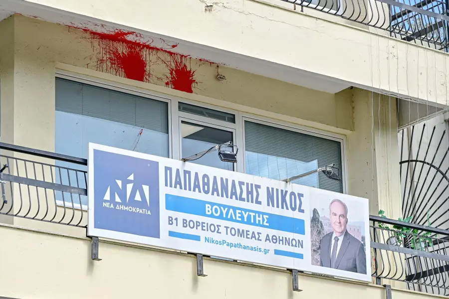 Επίθεση στο γραφείο του Νίκου Παπαθανάση στο Μαρούσι: «Στη Δημοκρατία ο εκφοβισμός και οι καταστροφές δεν έχουν θέση»