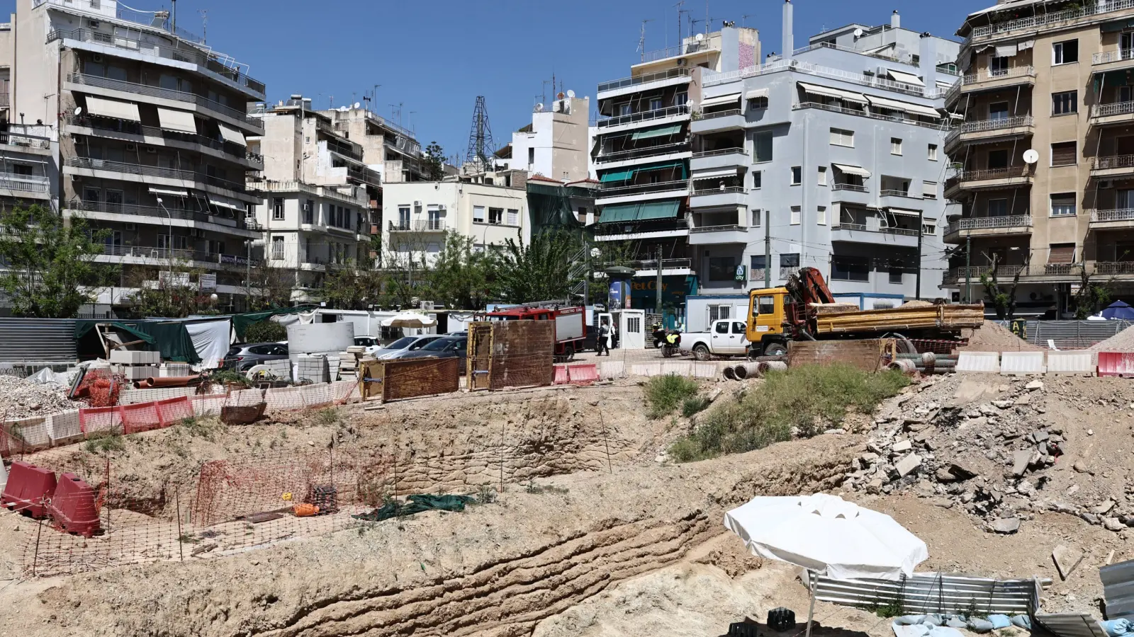 Κυψέλη: Εξι μήνες μετά τις πρώτες ρωγμές, οι κάτοικοι ψάχνουν απαντήσεις