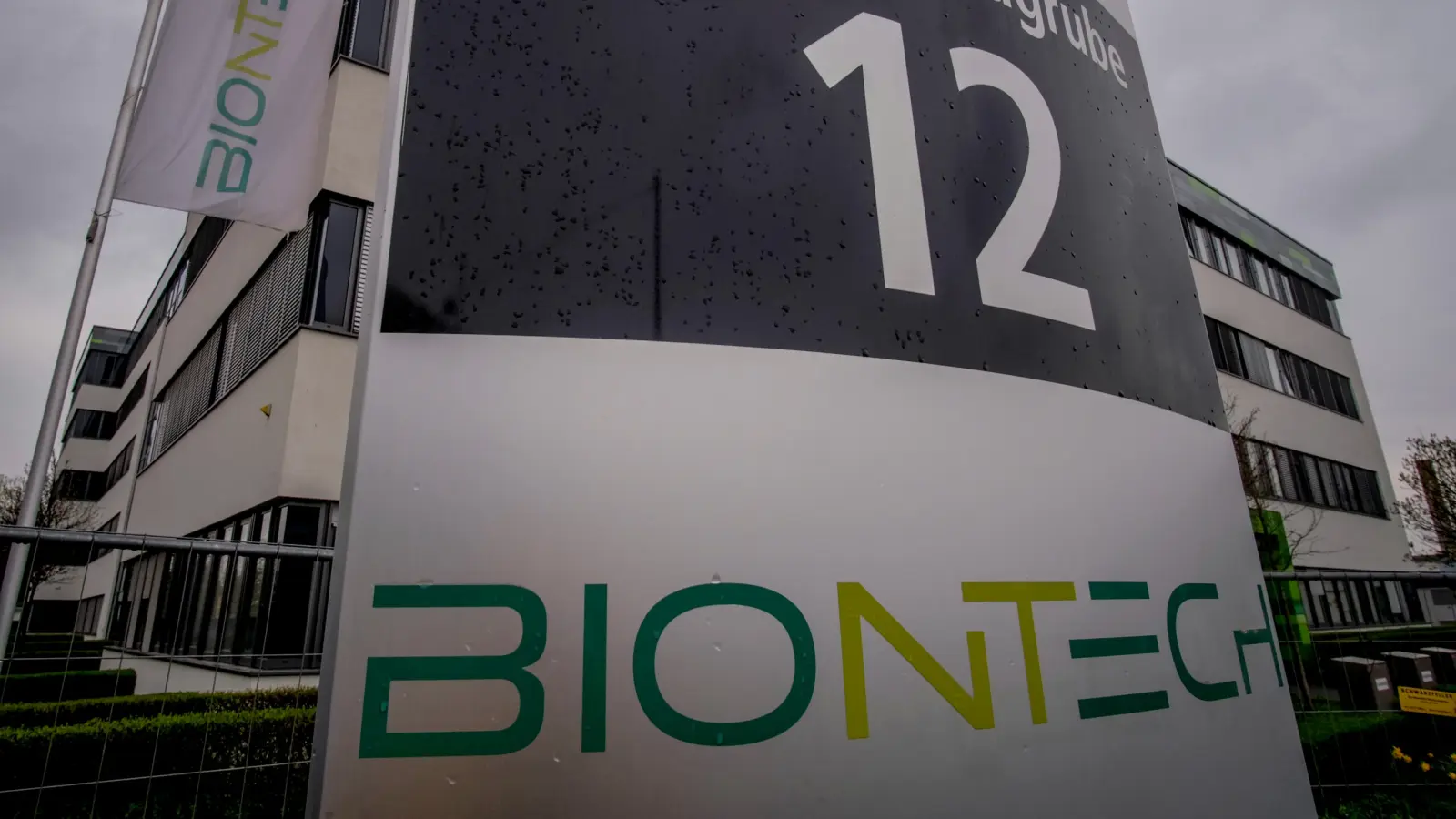 BioNTech: Κλείνει τρία εργοστάσια στη Γερμανία