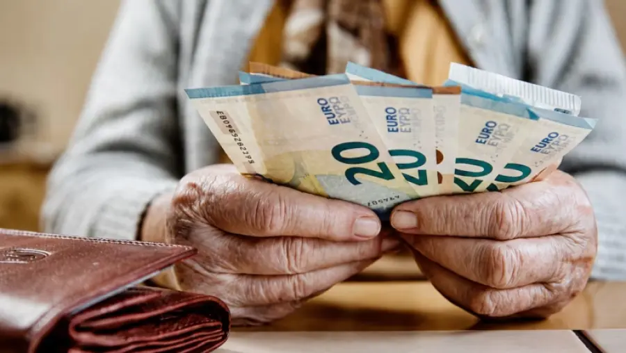 «Σήκωσε» 4.990€ από τον λογαριασμό της γιαγιάς της που έχει άνοια: Εντοπίστηκε από το γηροκομείο και καταδικάστηκε