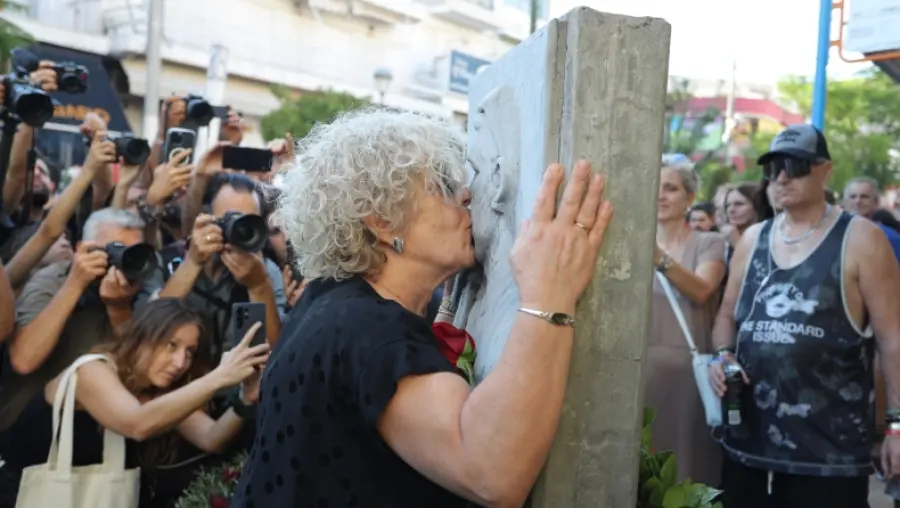 13 χρόνια από τη δολοφονία του Παύλου Φύσσα: Η στιγμή που η Μάγδα Φύσσα φιλάει το μνημείο του γιου της (vid)