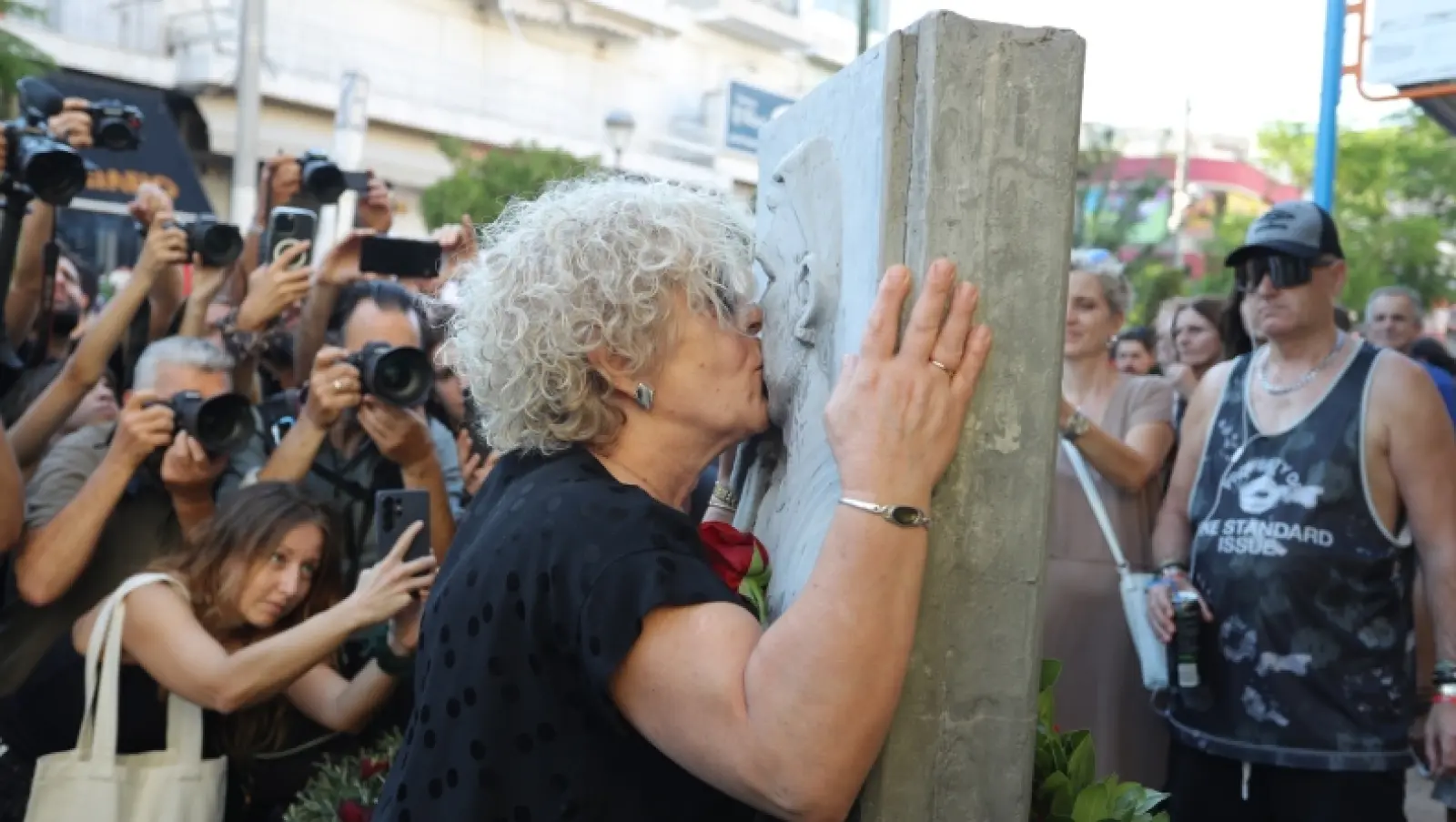 13 χρόνια από τη δολοφονία του Παύλου Φύσσα: Η στιγμή που η Μάγδα Φύσσα φιλάει το μνημείο του γιου της (vid)